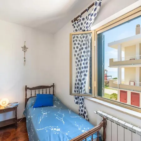 Large Seaside With Patio Daire