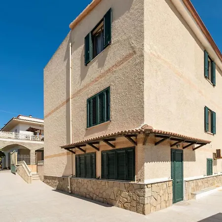 Large Seaside With Patio *